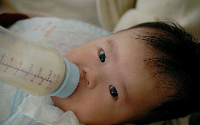 产后初乳少能给宝宝喝配方奶吗 给宝宝喝初乳的好处