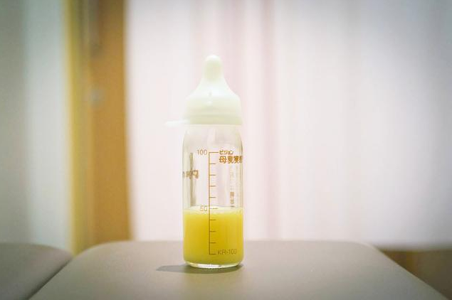 产后初乳少能给宝宝喝配方奶吗 给宝宝喝初乳的好处