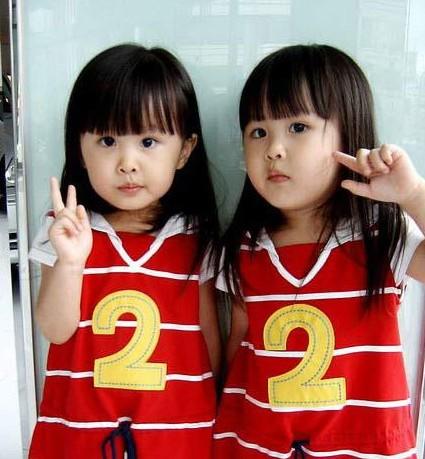 2003年网络上最具人气的竟然是这一对刚刚年满3岁的双胞胎:Sandy&Mandy。这两个原本再也平凡不过的台湾小孩子在一个无心的机会成了网络虚拟世界的小明星,她们的照片在网络上流传开来,许多的fans都在密切关注着她们点滴的成长。