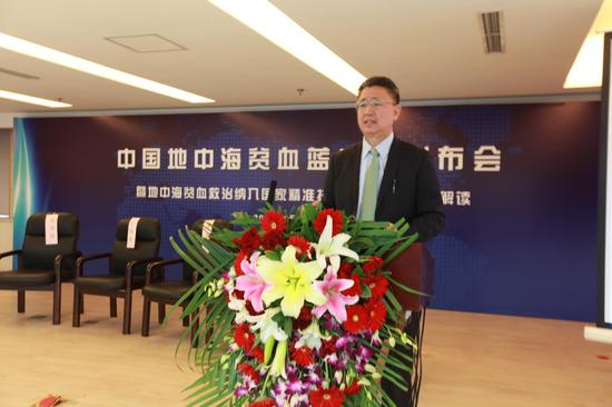 北京师范大学中国公益研究院院长王振耀在会上发言