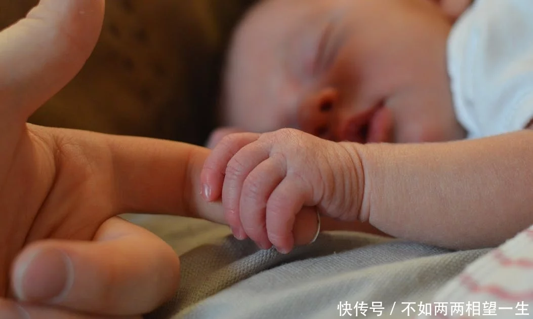 新生儿吐奶