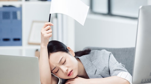新生儿吐奶后打嗝怎么回事呢？