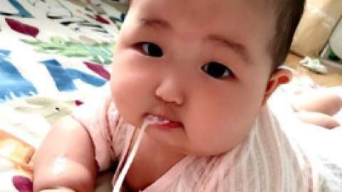 宝宝为什么总吐奶？别每次都只会竖抱拍嗝，当心会有危险