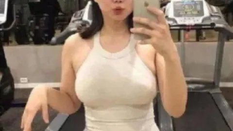 42岁阿姨嫁25岁小伙，成功生下双胞胎，网友感慨道：人生开了挂